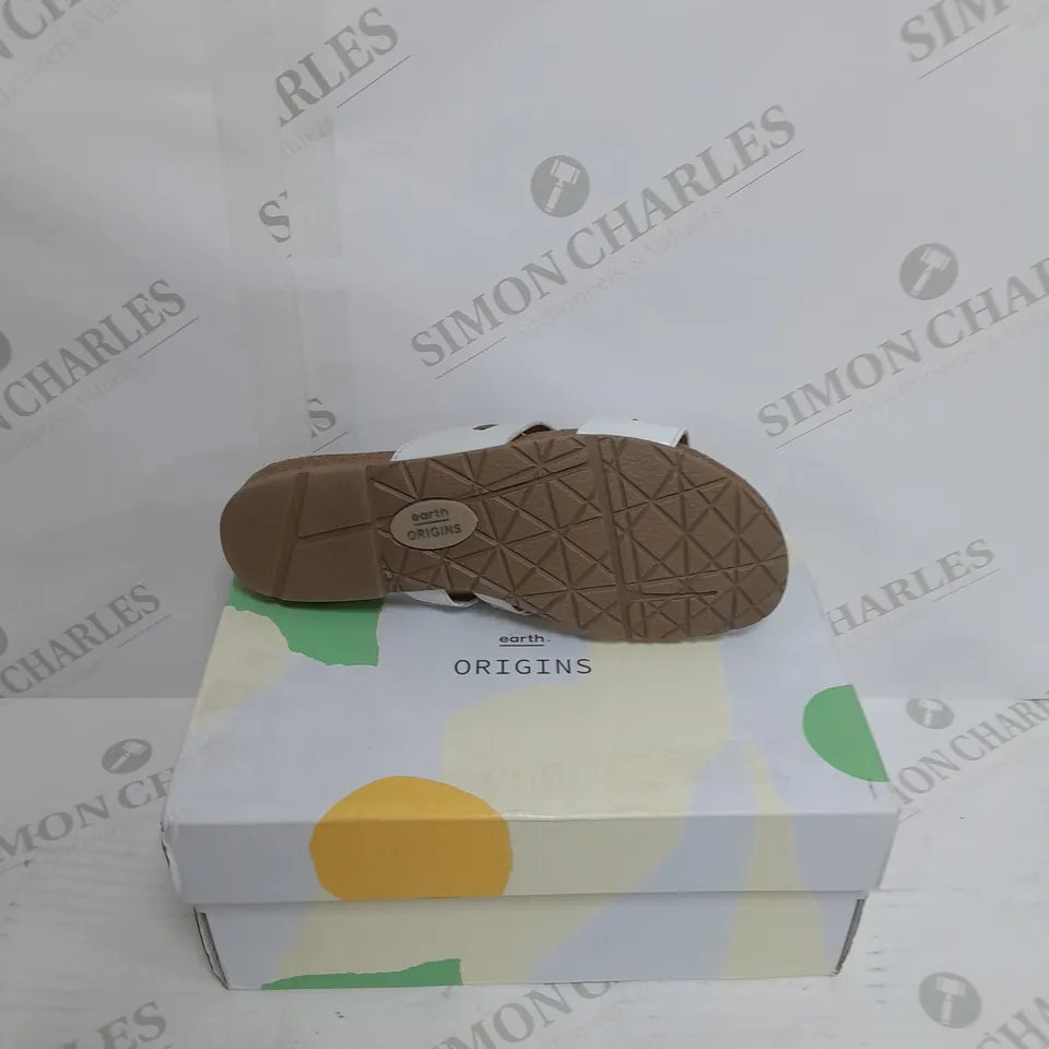 BOXED PAIR OF EARTH ORIGINS OPEN TOE SANDALS IN TAN UK SIZE 3