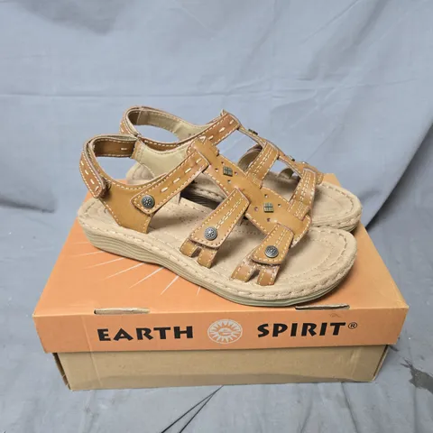 BOXED EARTH SPIRIT CHEYENNE SANDALS IN ALPACA - SIZE 6