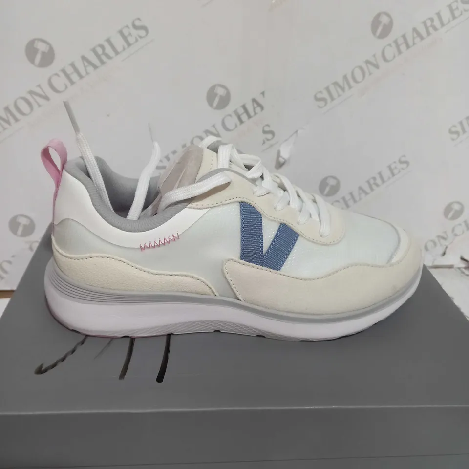 BOXED PAIR OF VIONIC DESIGNER TRAINERS - WHITE - UK SIZE 5.5