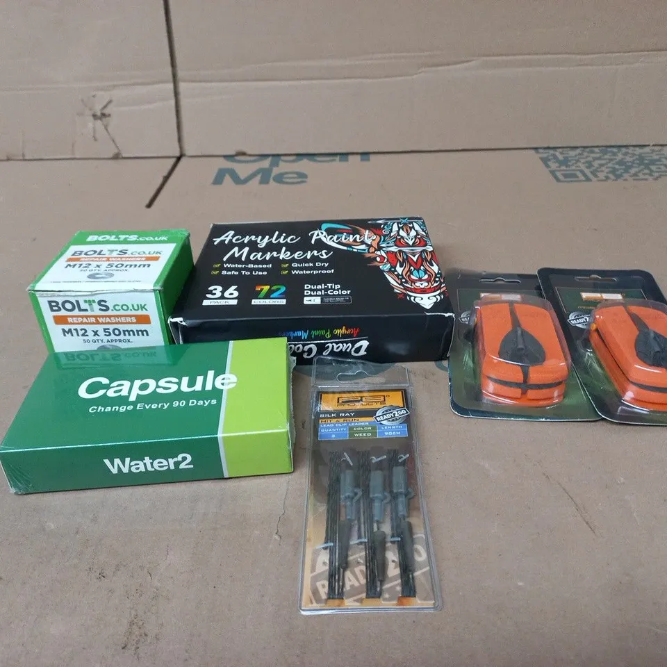 TOTE OF APPROXIMATELY 15 ASSORTED ITEMS TO INCLUDE HIT AND RUN SET (ANGLING), HIT AND RUN LEAD CLIP LEADER (ANGLING), ACRYLIC PAINT MARKERS, CAPSULE FILTER SHOWERHEAD ETC