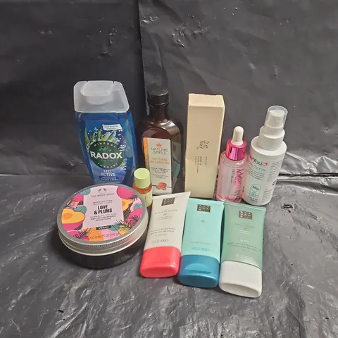 APPROXIMATEY 20 ASSORTED HEALTH AND BEAUTY PRODUCTS TO INCLUDE - MAYBELLINE GRIPPY SERUM - PIXI GLOW TONIC - RADOX SHOWER GEL - ETC