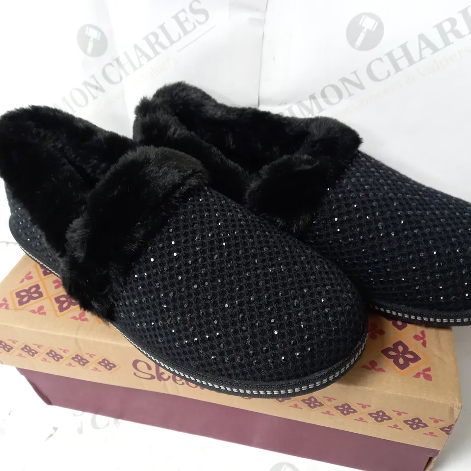 SKECHERS COZY SLIPPER BLACK - SIZE 6.5
