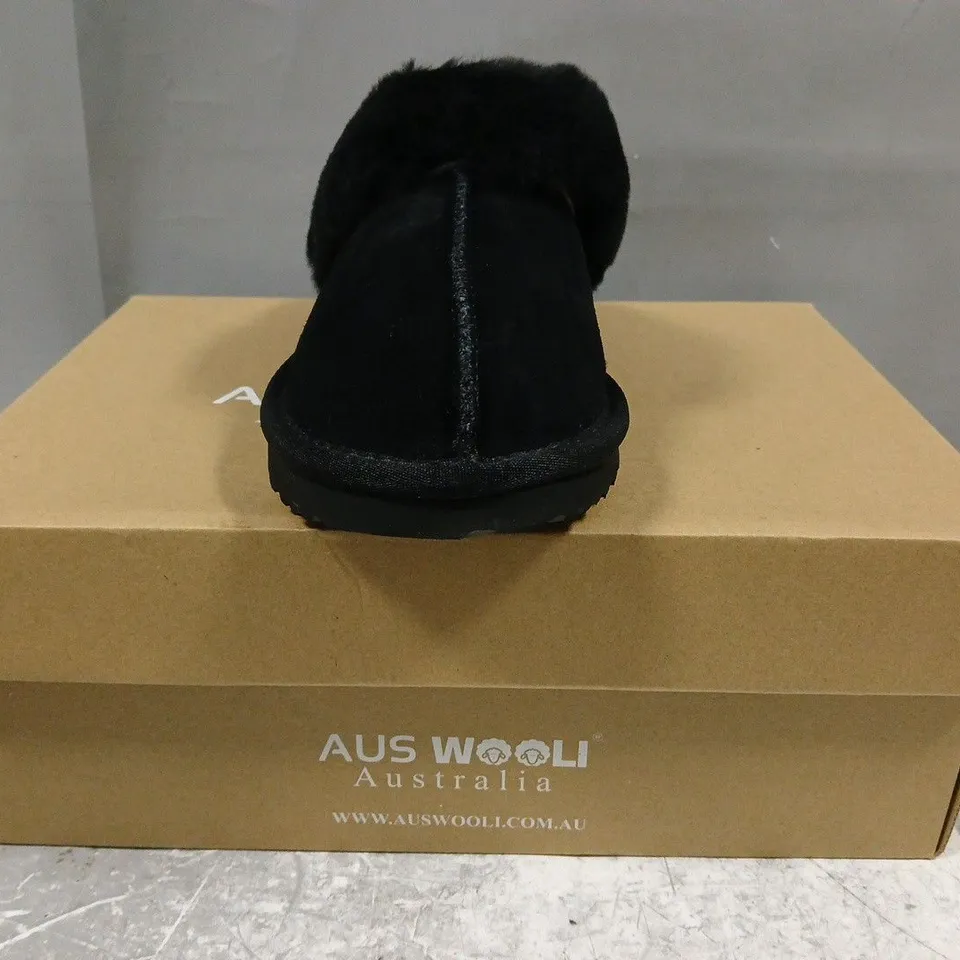 BOXED PAIR OF AUS WOOLI SYDNEY SLIPPERS IN BLACK SIZE UK 5