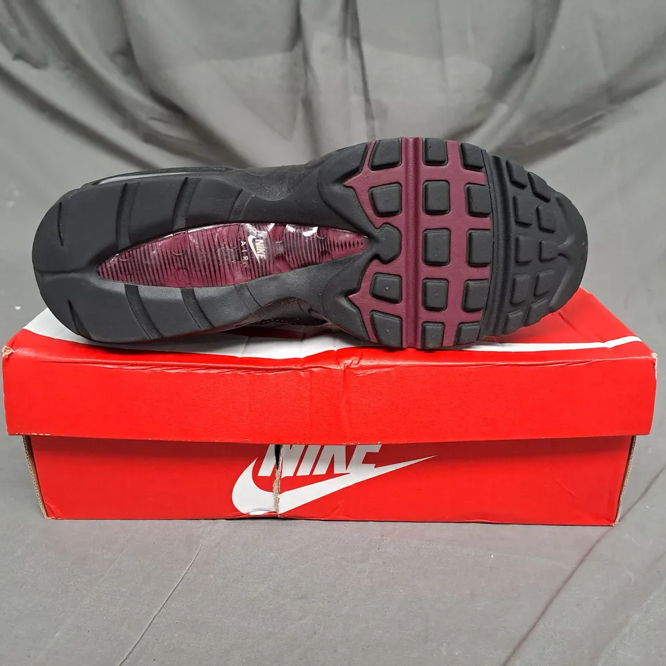 BOXED PAIR OF NIKE AIR MAX 95 TRAINERS IN BLACK/DARK BEETROOT/PEARL GREY SIZE 7.5