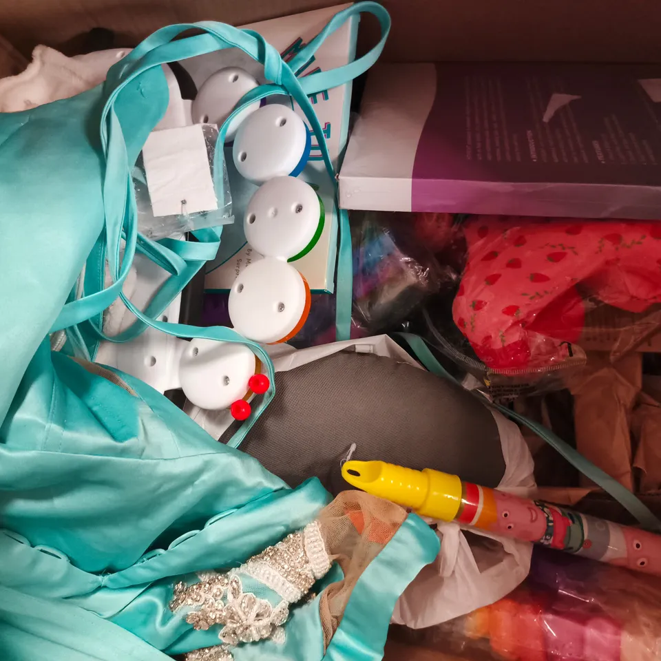 APPROXIMATELY 15 ASSORTED TOYS AND GAMES TO INCLUDE, ETC - COLLECTION ONLY