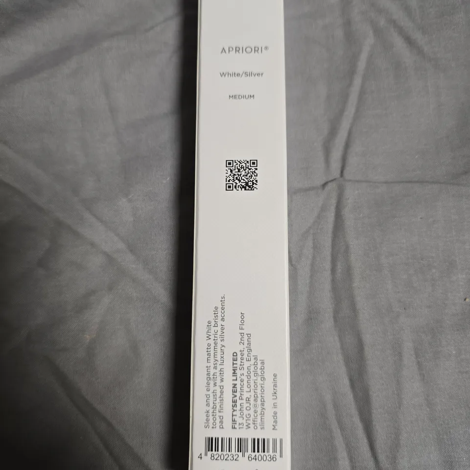 APPROXIMATELY 140 APRIORI WHITE/SILVER TOOTHBRUSH BRUSH – MEDIUM