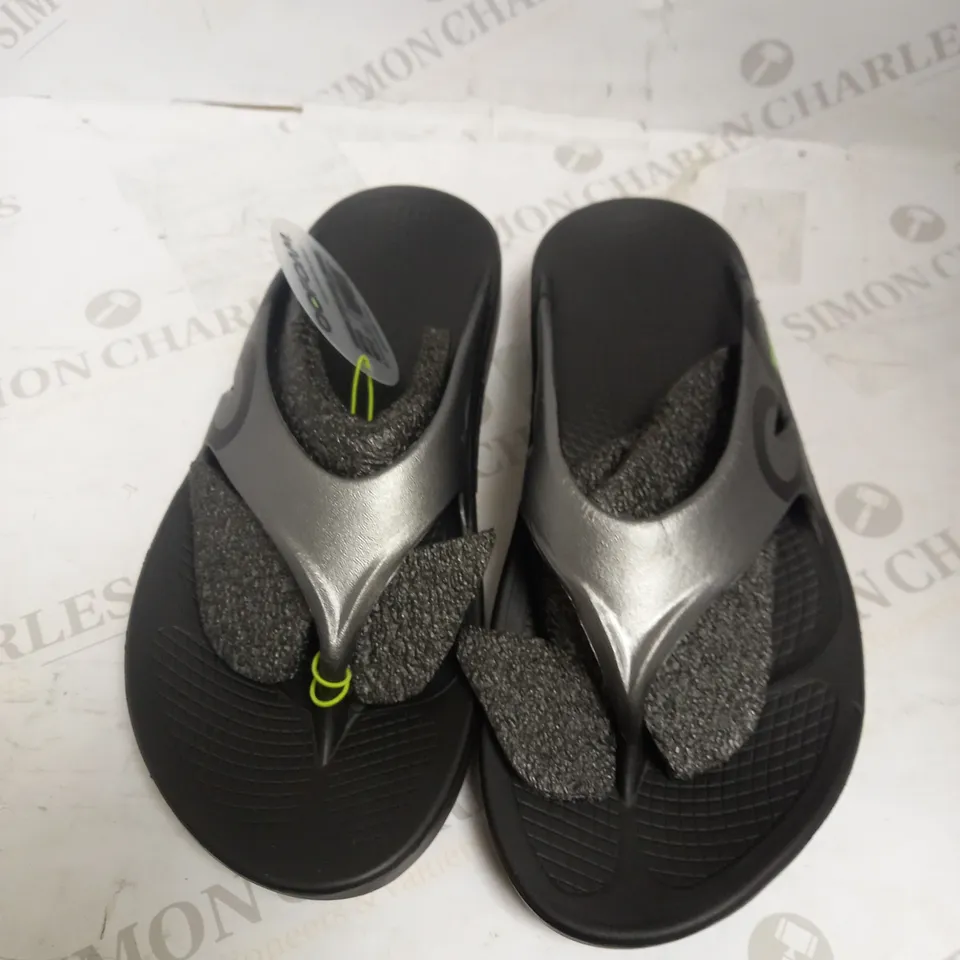 OOFOS OORIGINAL TOE POST FLIP FLOPS GRAPHITE EU 44 