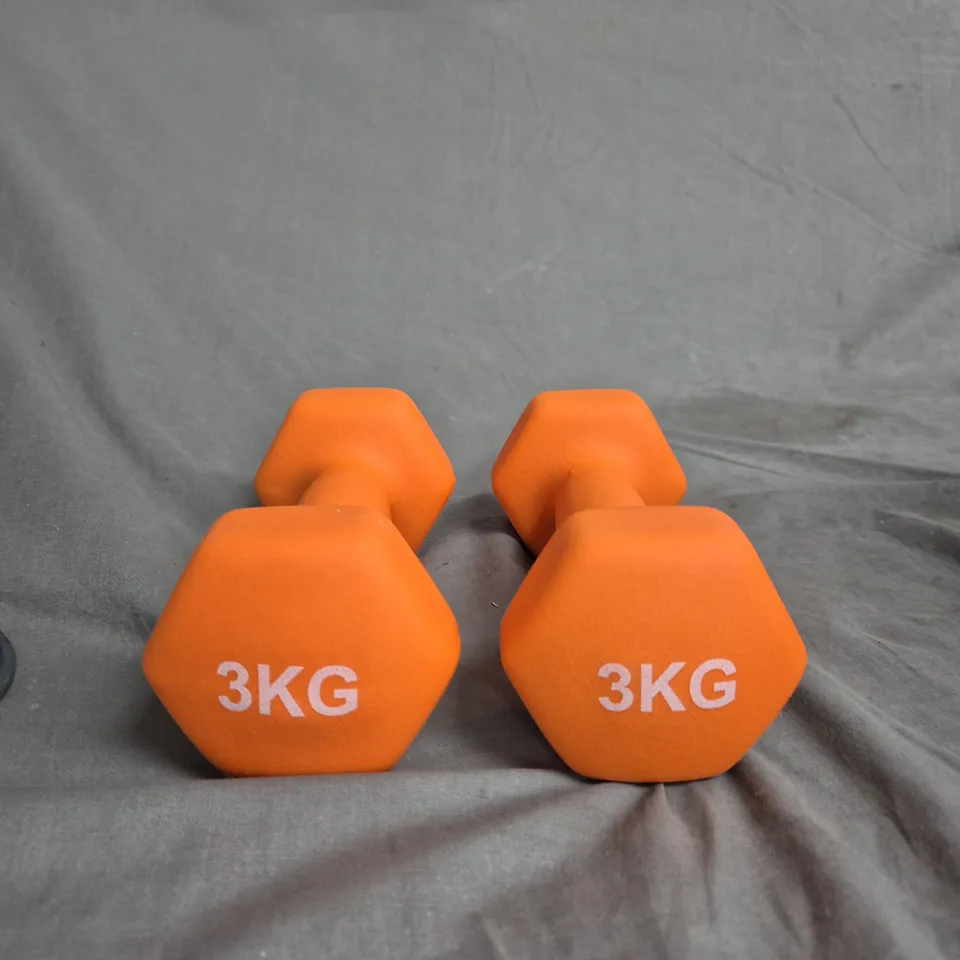 PAIR OF ORANGE 3KG HEX DUMBBELLS WITH NEOPRENE COATING