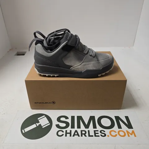 BOXED PAIR OF ENDURA MT500 BURNER CLIPLESS SHOES IN DREICH GREY - UK 5