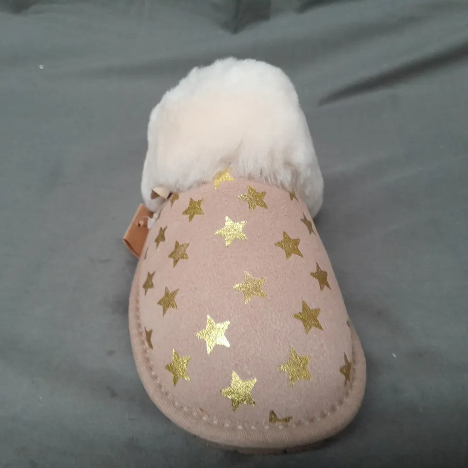 BOXED PAIR OF FENLAND SHEEPSKIN WOMEN'S MULES IN GOLD STAR SIZE 5/6