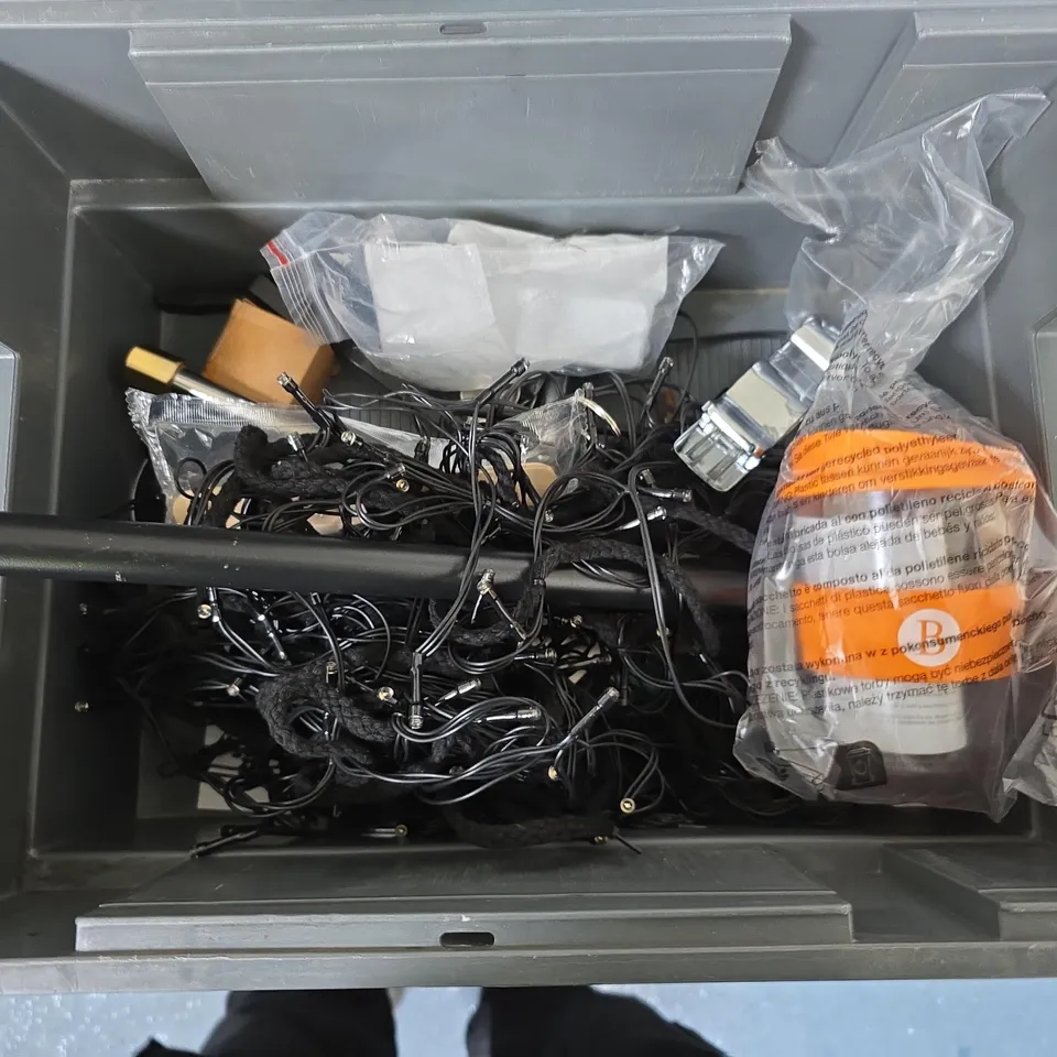 BOX OF APPROXIMATELY 10 ASSORTED ITEMS TO INCLUDE: CHAINSAW CHAINS 