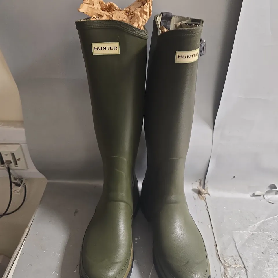 HUNTER BUCKLE WELLINGTON BOOTS IN GREEN - SIZE 7
