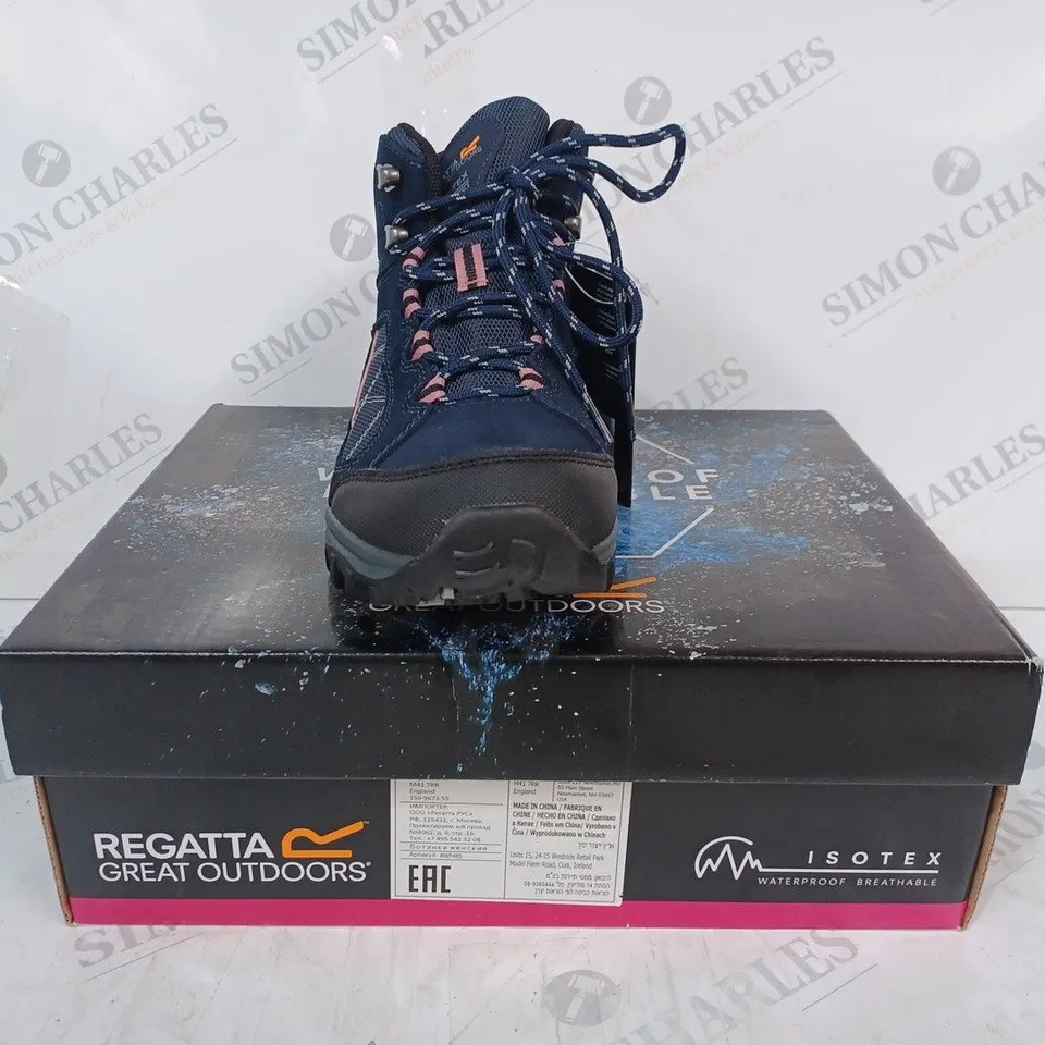 BOXED PAIR OF REGATTA LADY CLYDEBANK BOOTS IN NAVY/ASH ROSE UK SIZE 5