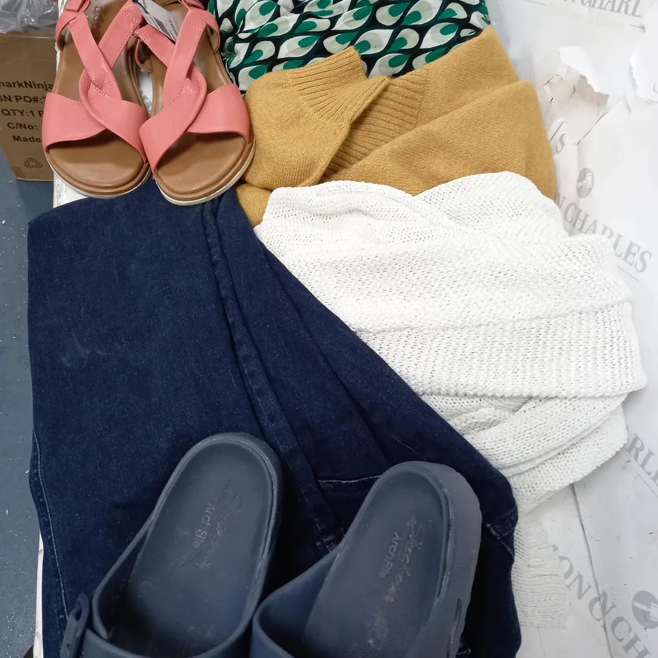 BOX OF APPROXIMATELY 20 ASSORTED CLOTHING ITEMS TO INCLUDE JEANS, JUMPERS, SHOES ETC