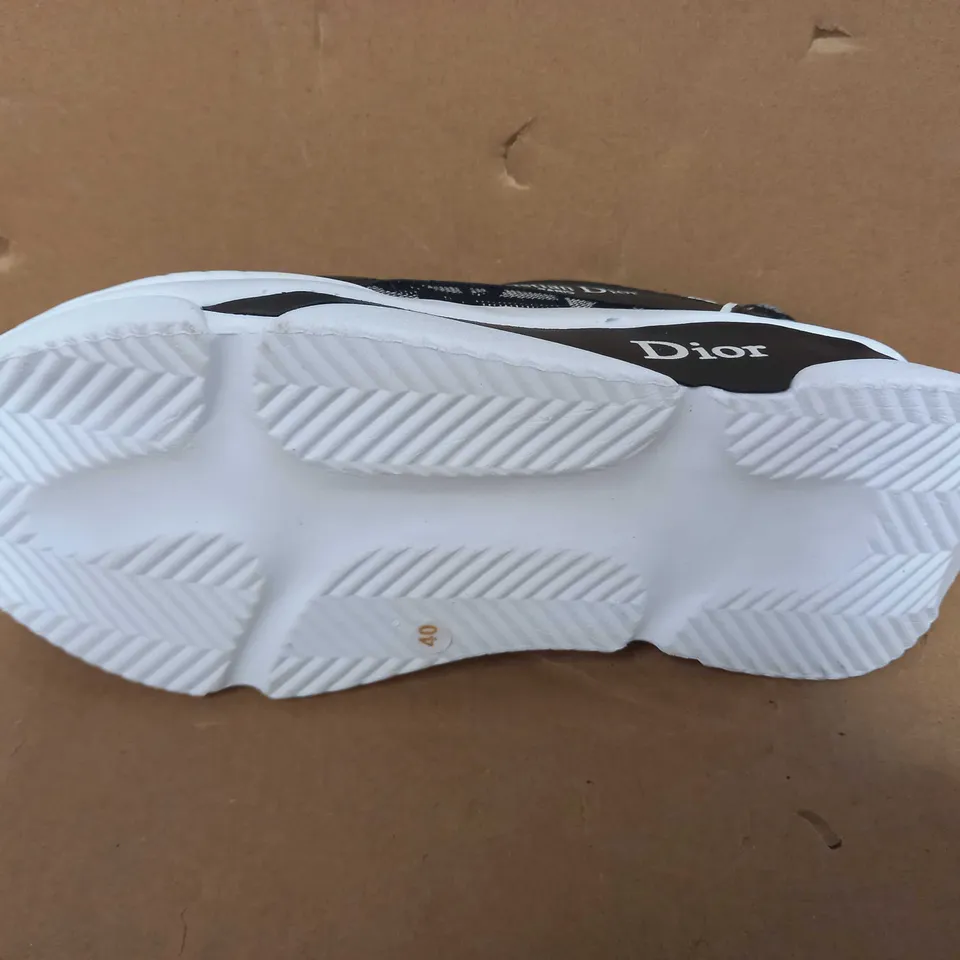 PAIR OF DESIGNER TRAINERS IN BLACK/WHITE IN THE STYLE OF DIOR EU SIZE 40