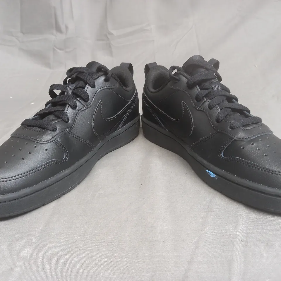 PAIR OF NIKE AIRFORCE IN BLACK SIZE UK 6