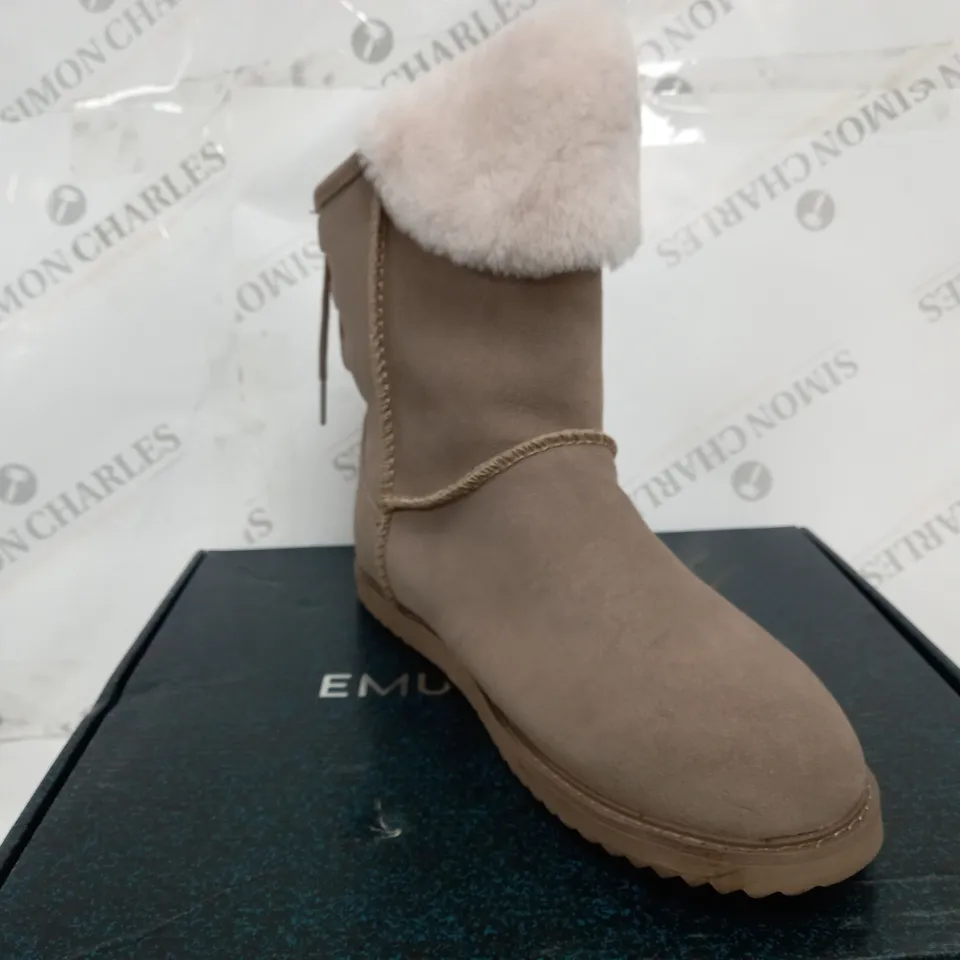 BOXED PAIR OF EMU AUSTRALIA BIRDWOOD WATERPROOF SHEEPSKIN BOOTS IN MUSHROOM UK SIZE 8