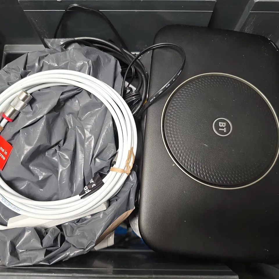 APPROXIMATELY 8 ASSORTED HOUSEHOLD ITEMS TO INCLUDE ROUTERS, CABLES, GAS ALERT MICRO CLIP, ETC