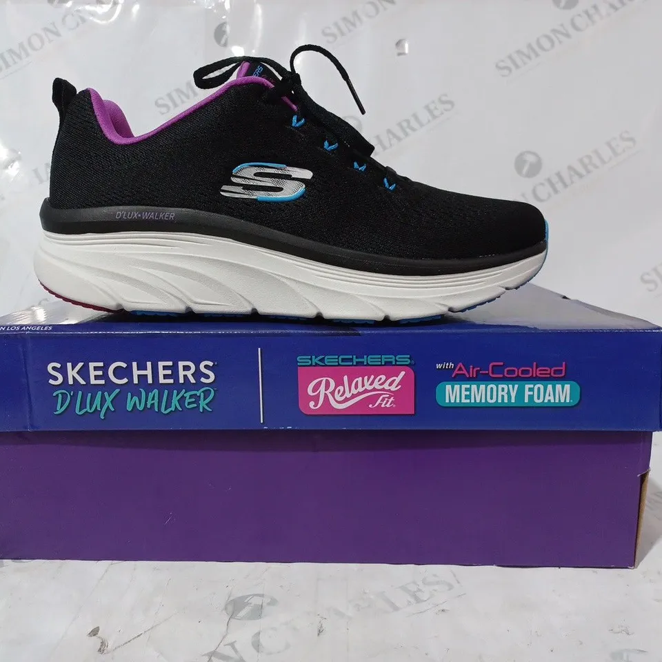 BOXED PAIR OF SKECHERS D'LUX WALKER SHOES IN BLACK/PURPLE UK SIZE 7
