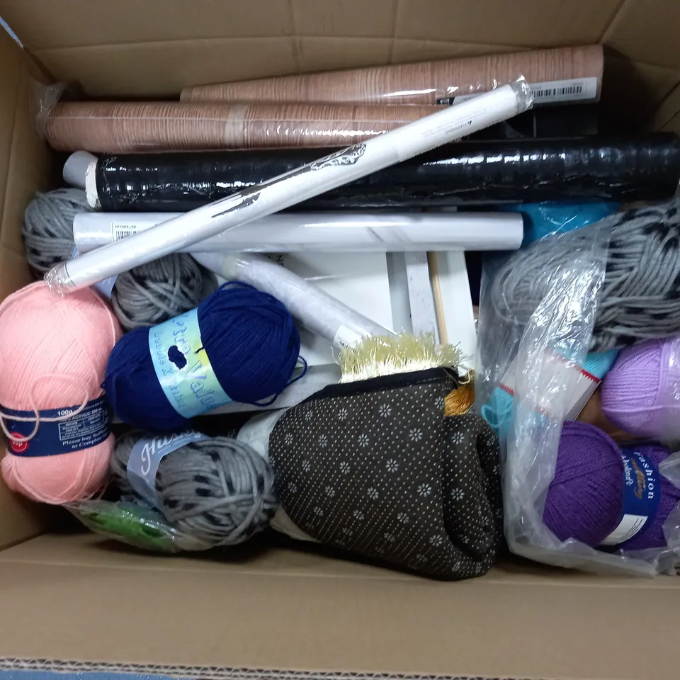 APPROXIMATELY 15 ASSORTED HOUSEHOLD ITEMS TO INCLUDE PHOTO FRAME, BALLS OF STING,, DECOR WRAP, ETC