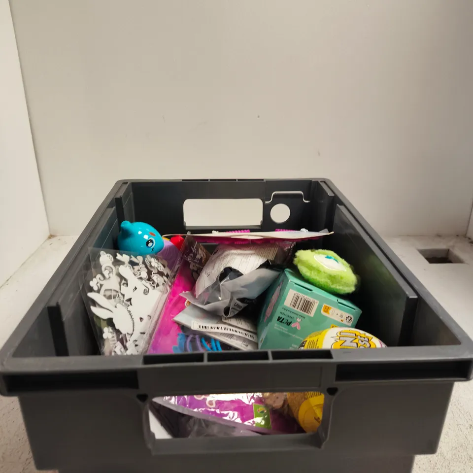 TOTE OF APPROXIMATELY 15 ASSORTED TOY/GAME ITEMS TO INCLUDE MY LITTLE PONY STICKER BOOK, BUBBLE BOX, SOFT TOYS, MINI VERSE BIRTHDAY ETC