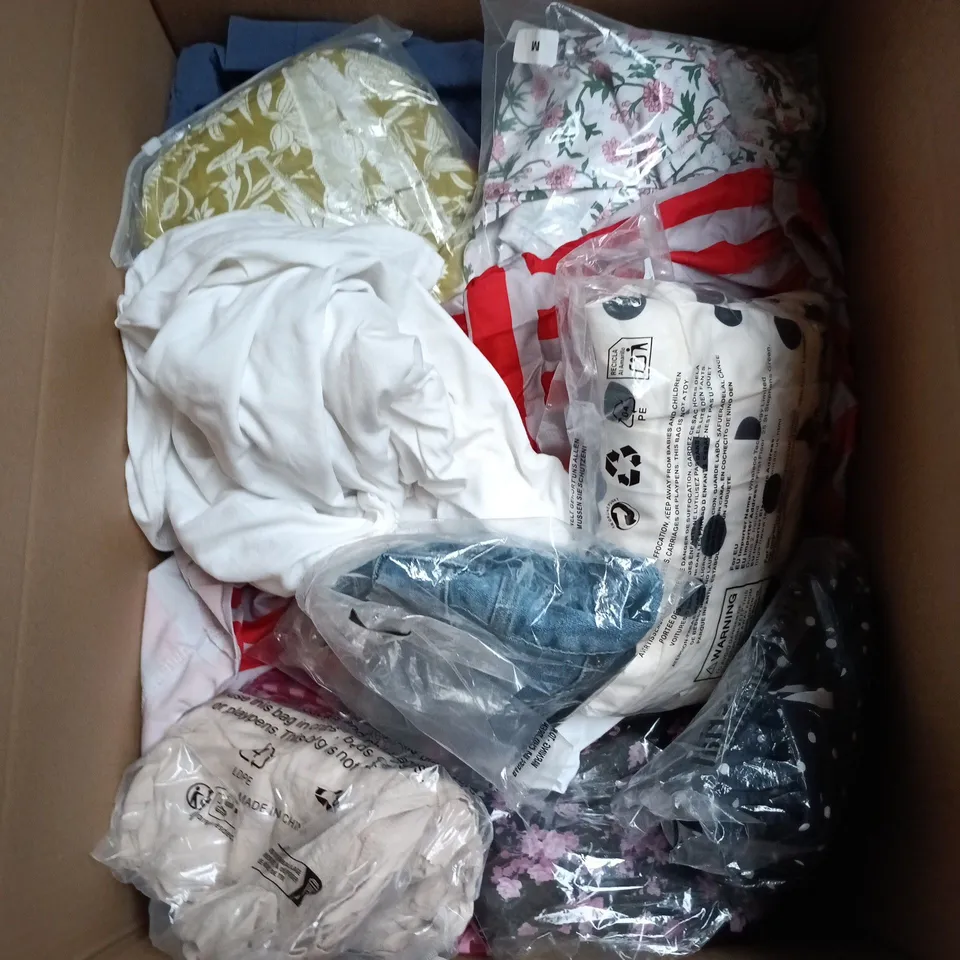 BOX OF APPROXIMATELY 15 ASSORTED CLOTHING ITEMS IN VARIOUS COLOURS, SIZES ANS STYLES
