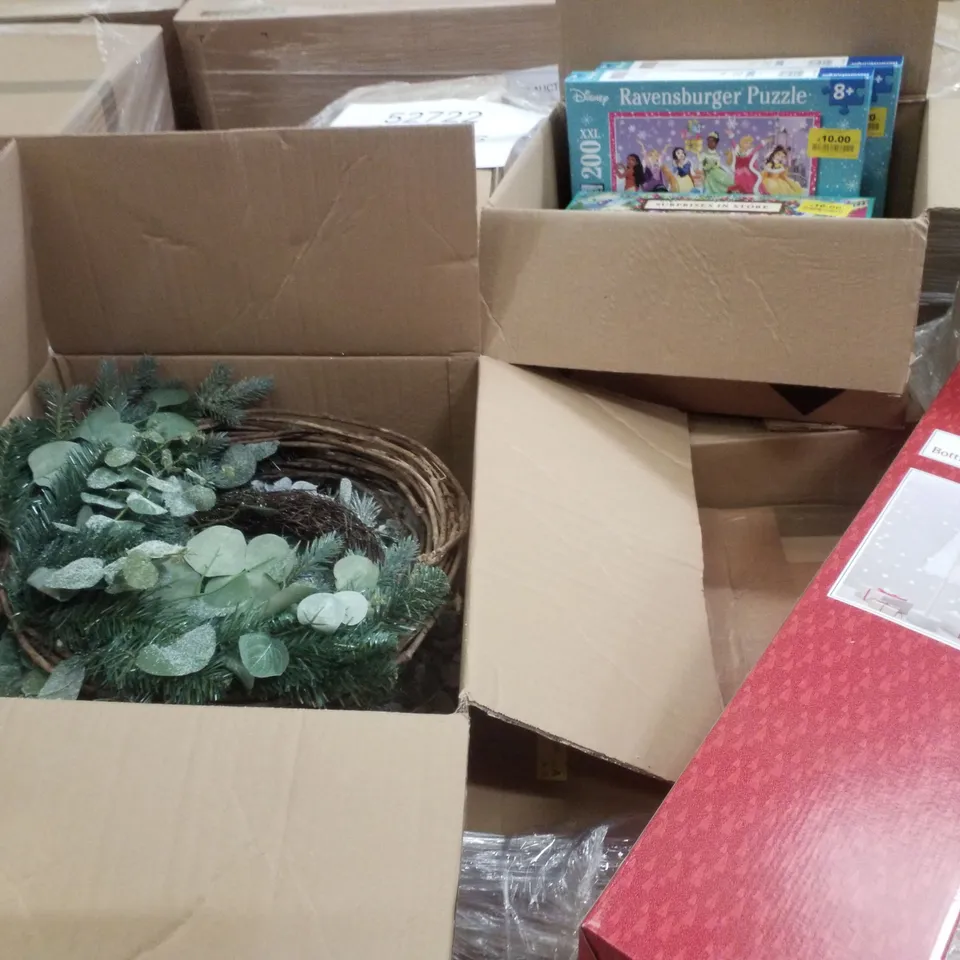 PALLET CONTAINING ASSORTED CHRISTMAS PRODUCTS & DECORATIONS INCLUDING BOTTLE BRUSH LED TREE, ASSORTED CHRISTMAS PUZZLES & WREATHS