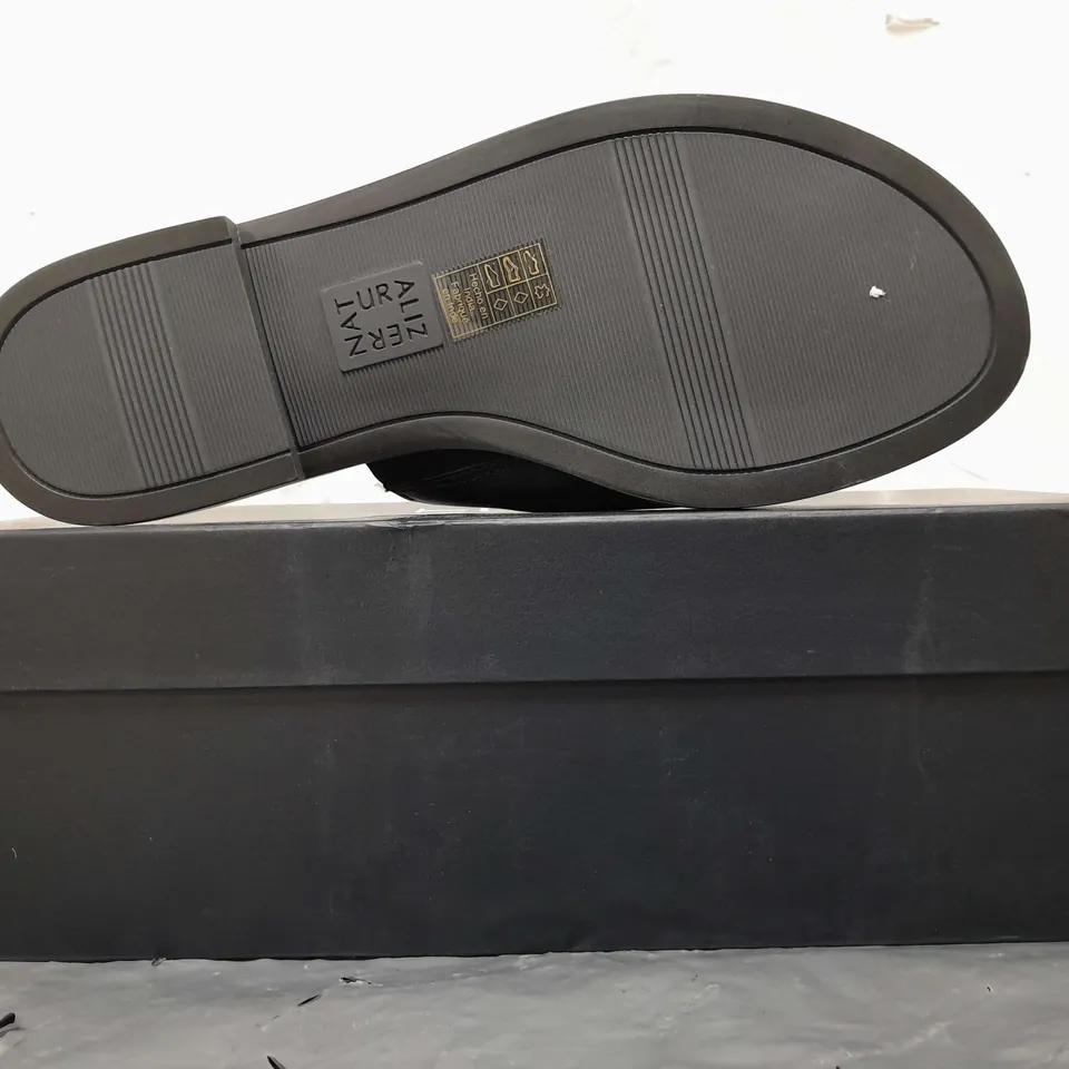 BOXED PAIR OF NATURALIZER SLIDE SANDALS IN BLACK SIZE 4.5