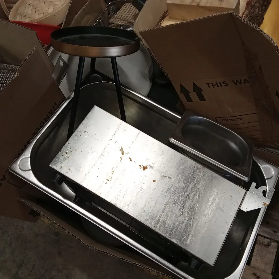 PALLET OF ASSORTED CATERING SUPPLIES AND RESTERAUNT DECOR ITEMS