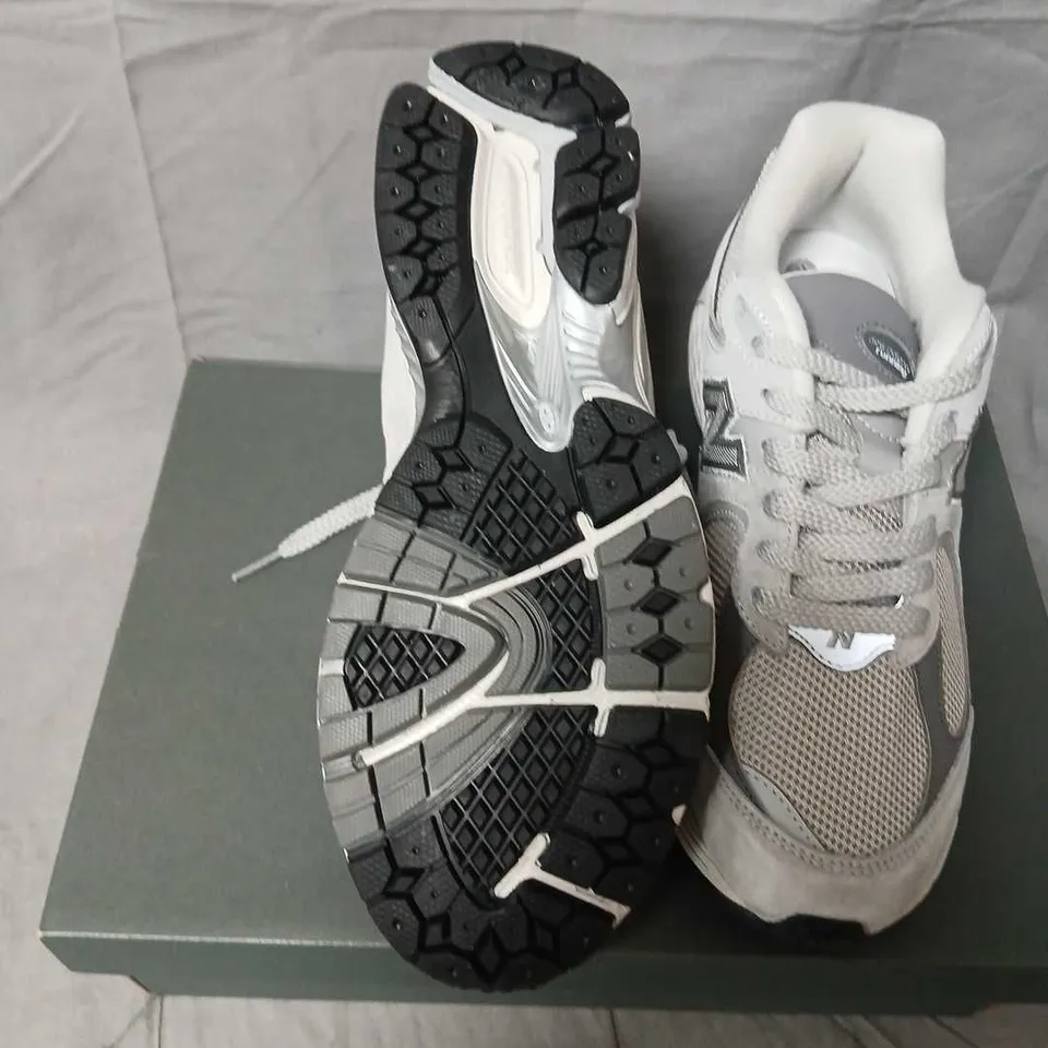 NEW BALANCE 2002R SNEAKERS – GREY/WHITE – MEN’S (US 8.5)