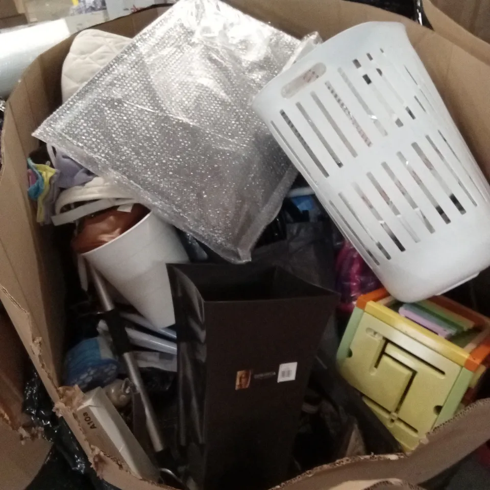 PALLET OF ASSORTED HOUSEHOLD GOODS AND PRODUCTS TO INCLUDE; COAT HANGERS, PLANTER, PLASTIC BIN , TOYS, SCREEN PROTECTORS ETC