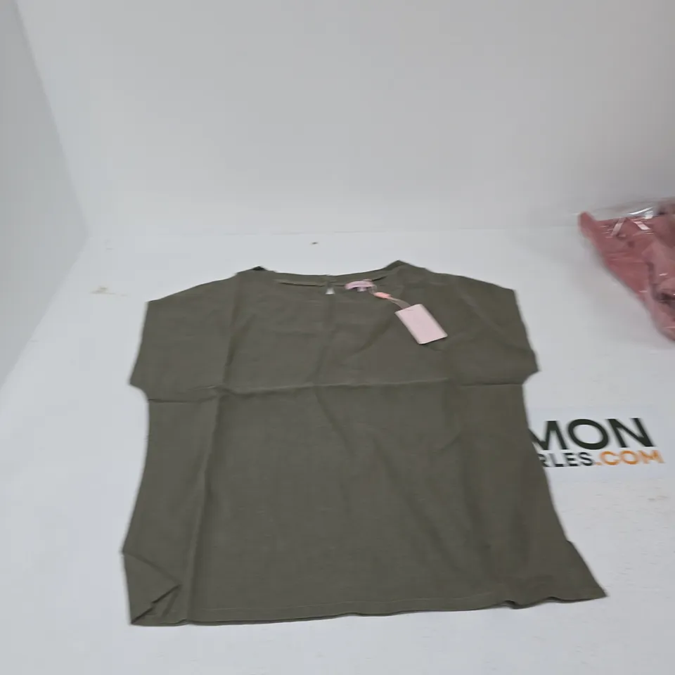 BOX OF APPROXIMATELY 25 ASSORTED ITEMS TO INCLUDE: CHARLOTTE WEST BLOUSE 