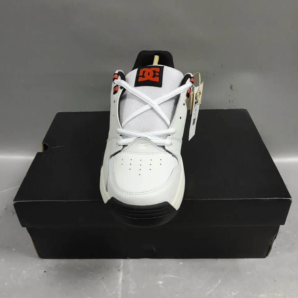 BOXED PAIR OF DC MENS VERSATILE TRAINERS - 8.5