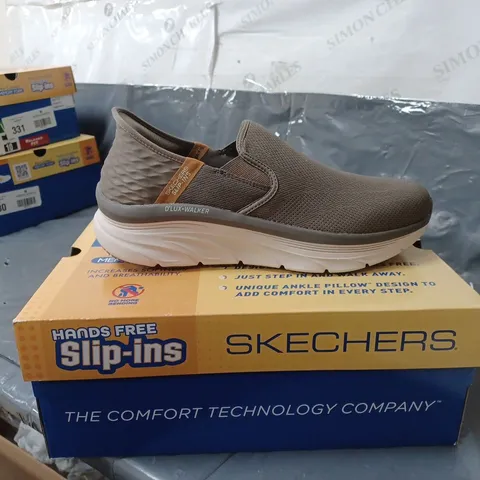 BOXED PAIR OF SKECHERS D'LUX WALKER SLIP-INS - LIGHT BROWN - SIZE 9 UK