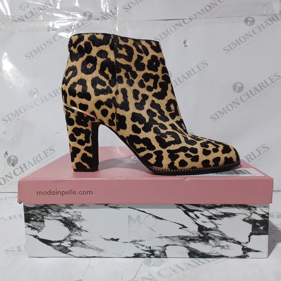 BOXED PAIR OF MODA IN PELLE LAURE HEELED ANKLE BOOTS IN LEOPARD PRINT UK SIZE 7