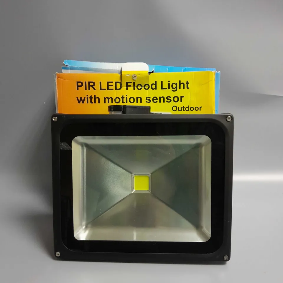 BOXED PIR LED FLOOD LIGHT 50-WATT 