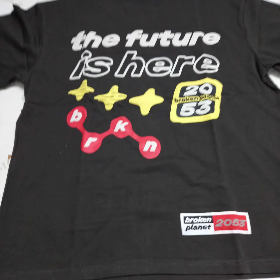 BROKEN PLANET THE FUTURE IS HERE T-SHIRT IN SOOT BLACK - SMALL