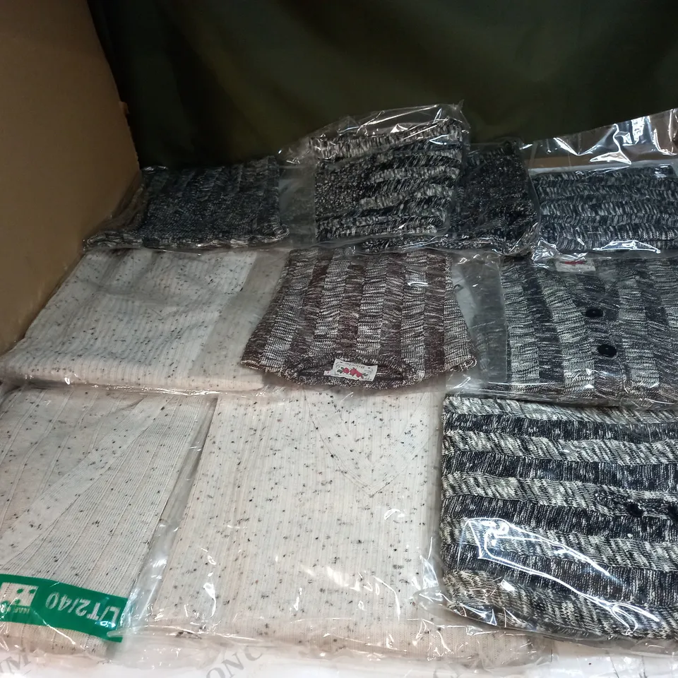 LOT OF APPROX 10 ASSORTED CLOTHING ITEMS IN VARIOUS SIZES