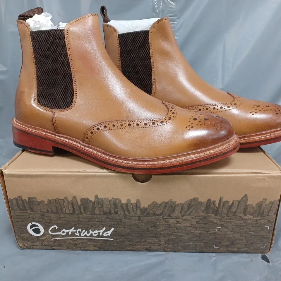 BOXED PAIR OF COTSWOLD SIDDINGTON LEATHER BOOTS IN BROWN SIZE UK 11