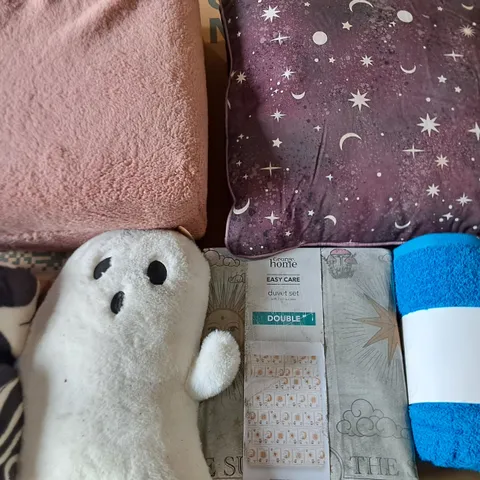 LOT OF APPROXIMATELY 10 ASSORTED BEDDING AND SOFT FURNISHING ITEMS TO INCLUDE TOWELS, DUVETS AND CUSHIONS