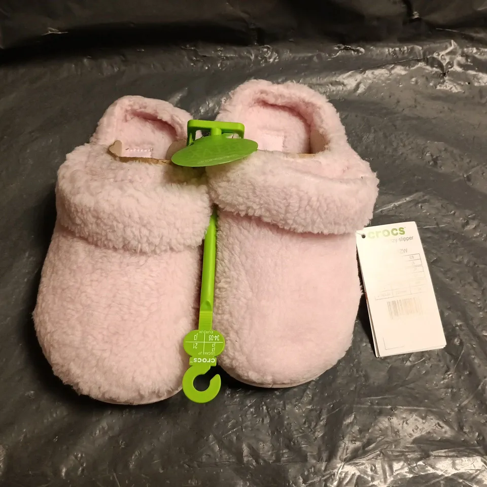 KIDS CROCS CLASSIC COZZY SLIPPERS IN PINK - UK J3