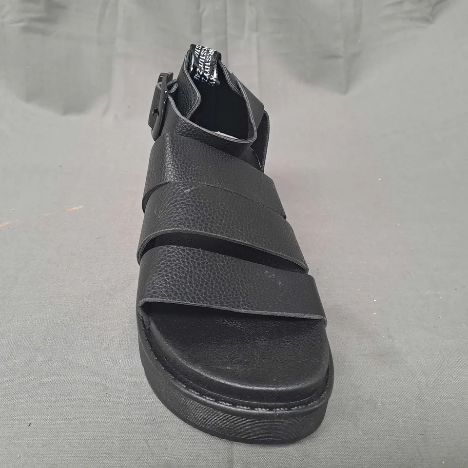 BOXED PAIR OF DESIGNER OPEN TOE SANDALS IN BLACK EU SIZE 39
