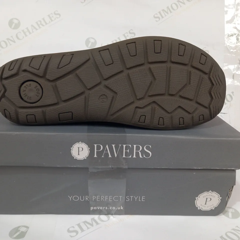 BOXED PAIR OF PAVERS SANDALS IN BROWN UK SIZE 10