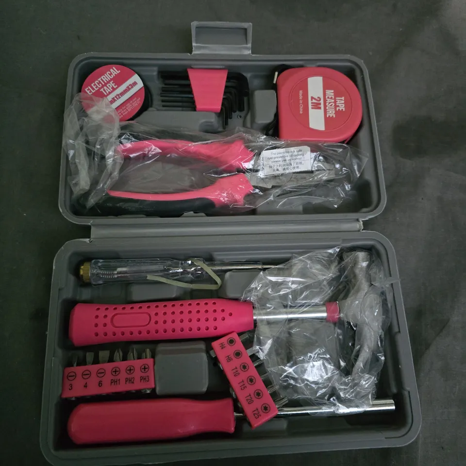 Pink Tool Set in Carry Case – Screwdrivers, Bits & Tape Measure 