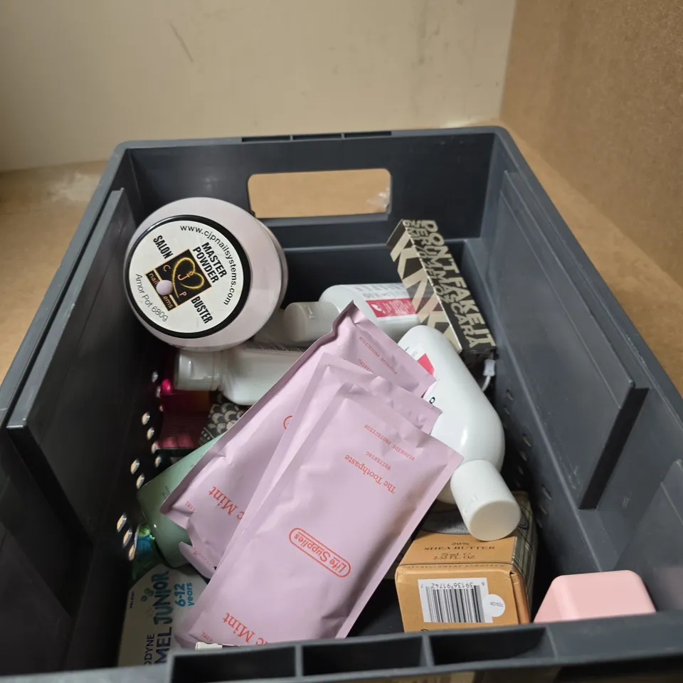 APPROXIMATELY 20 ASSORTED COSMETIC ITEMS INCLUDING HIBIWASH , DR ORGANIC BODY WASH AND KERASTASE SHAMPOO