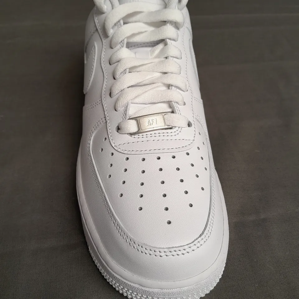 BOXED PAIR OF NIKE AIR FORCE 1 '07 WHITE TRIANERS SIZE UK 7