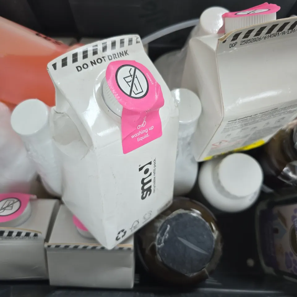 APPROXIMATELY 10 ASSORTED HOUSEHOLD ITEMS TO INCLUDE FAIRY WASHING UP LIQUID, ETC