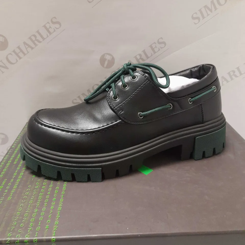 KOI DAWN MEN'S BLACK/GREEN BOAT SHOES - SIZE 7