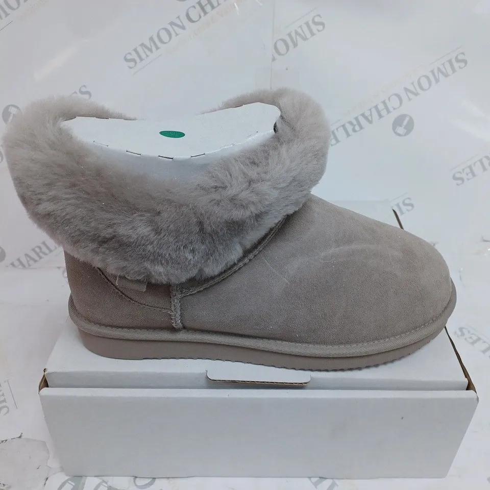 PAIR OF MODA IN PELLE SHEEPSKIN SLIPPER BOOTS - GREY - UK 7