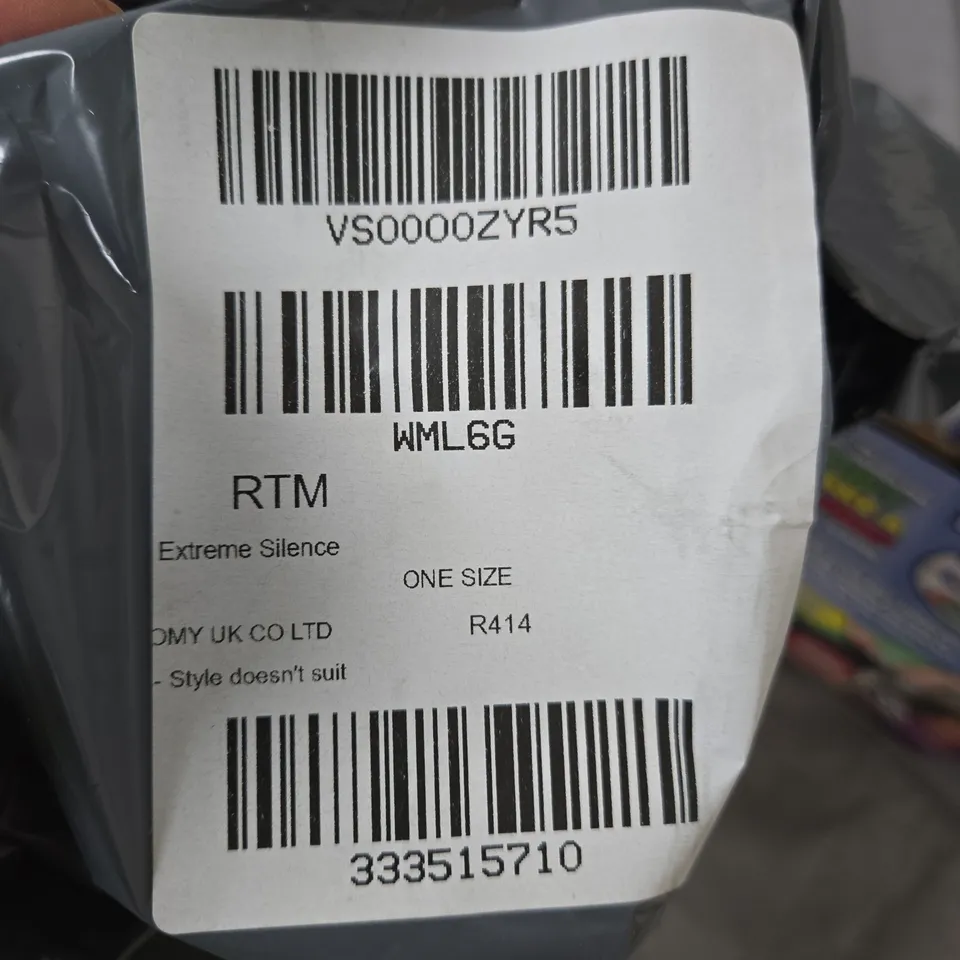 EXTREME SILENCE! NERVE-JANGLING DON'T MAKE A SOUND PARTY GAME – CARDBOARD DISPLAY STAND (TOMY UK LTD)